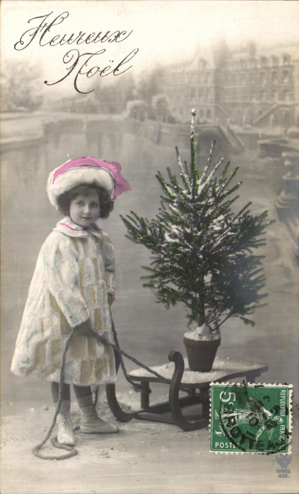 Fille en tenue d'hiver avec sapin de Noël — Éditeur non visible, n° de série non lisible