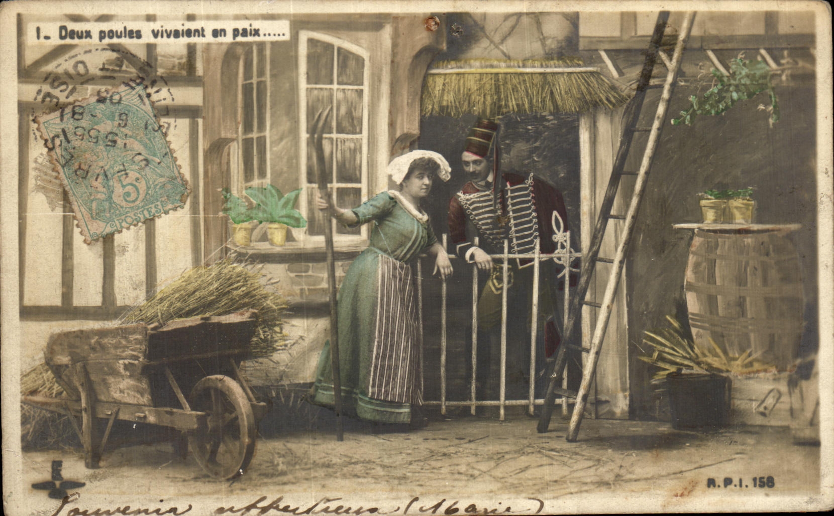 CPA Fantaisie Femme Militaria Deux Poules Vivaient En Paix