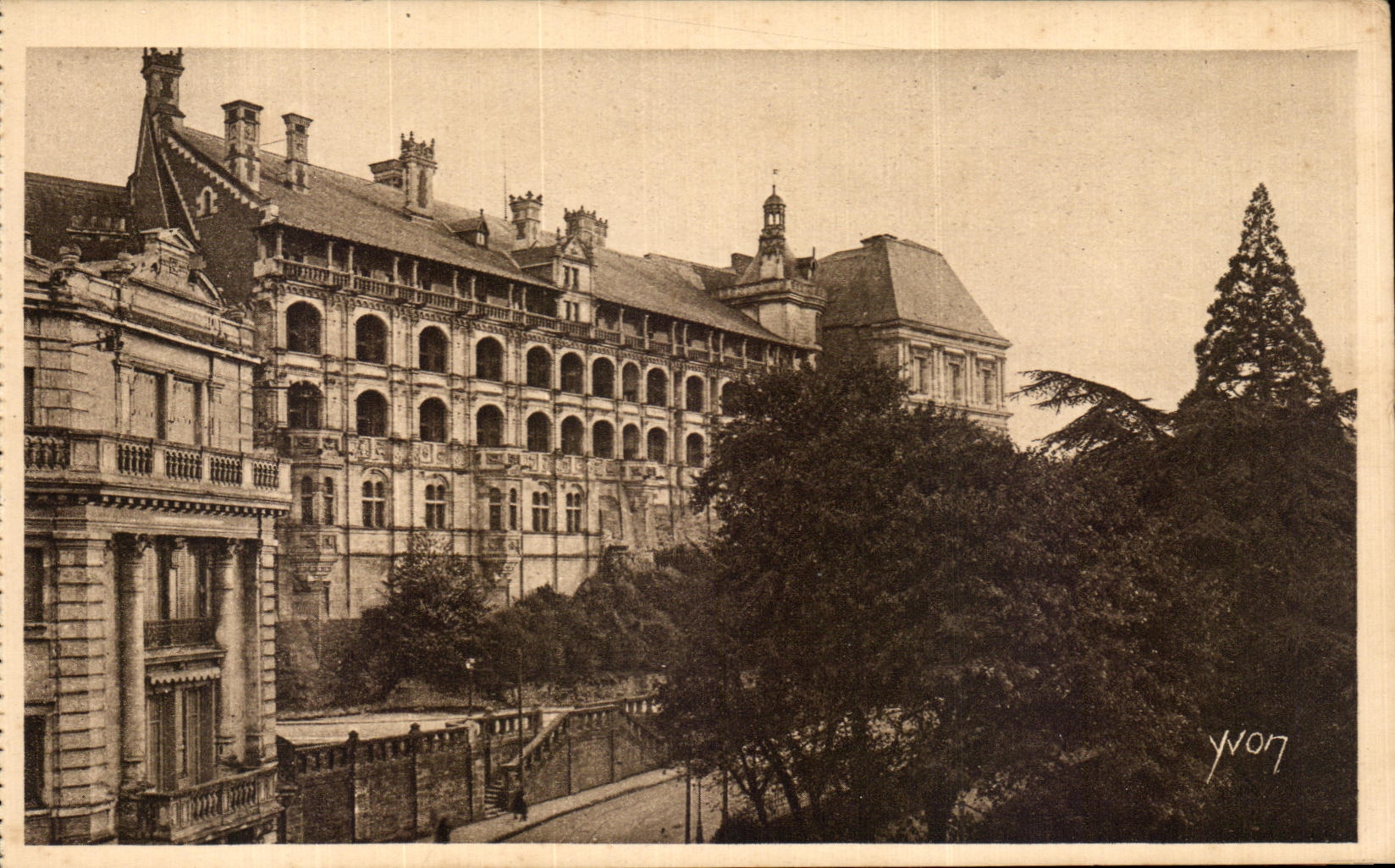 CPA Le Douce France Chateaux De La Loire Chateau De Blois Aile Francois