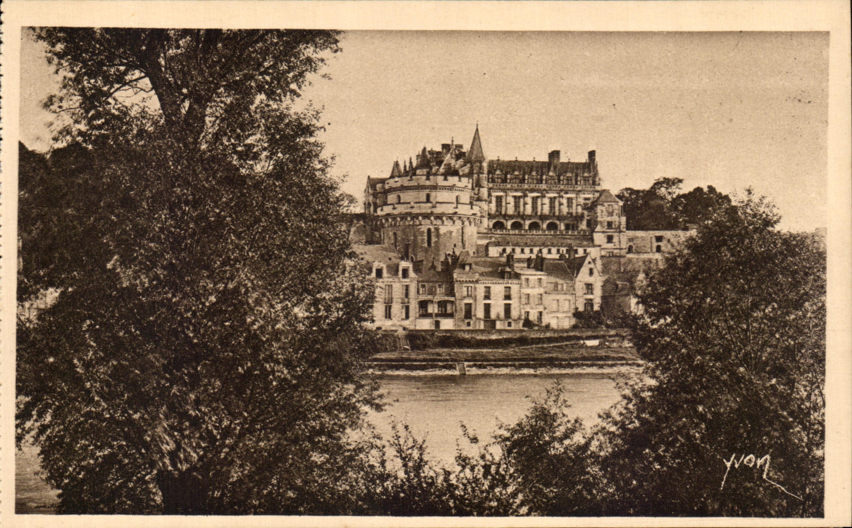 CPA La Douce France Chateaux De La Loire Le Chateau d'Amboise vu des bords de la Loire