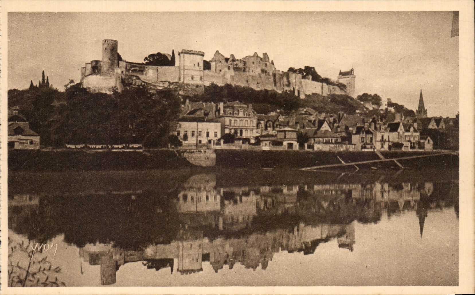 CPA La Douce France Chateaux De La Loire Chateau de Chinon