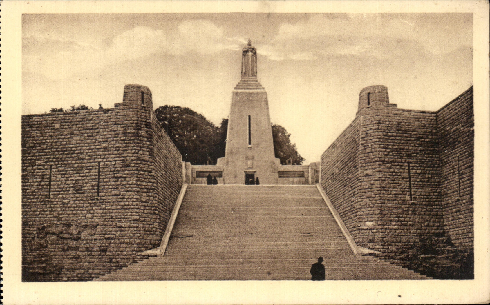 Monument à la Victoire et aux Soldats de Verdun — Oeuvre de MM. Léon Chesney, architecte et Jean Boucher, statuaire — n° 440
