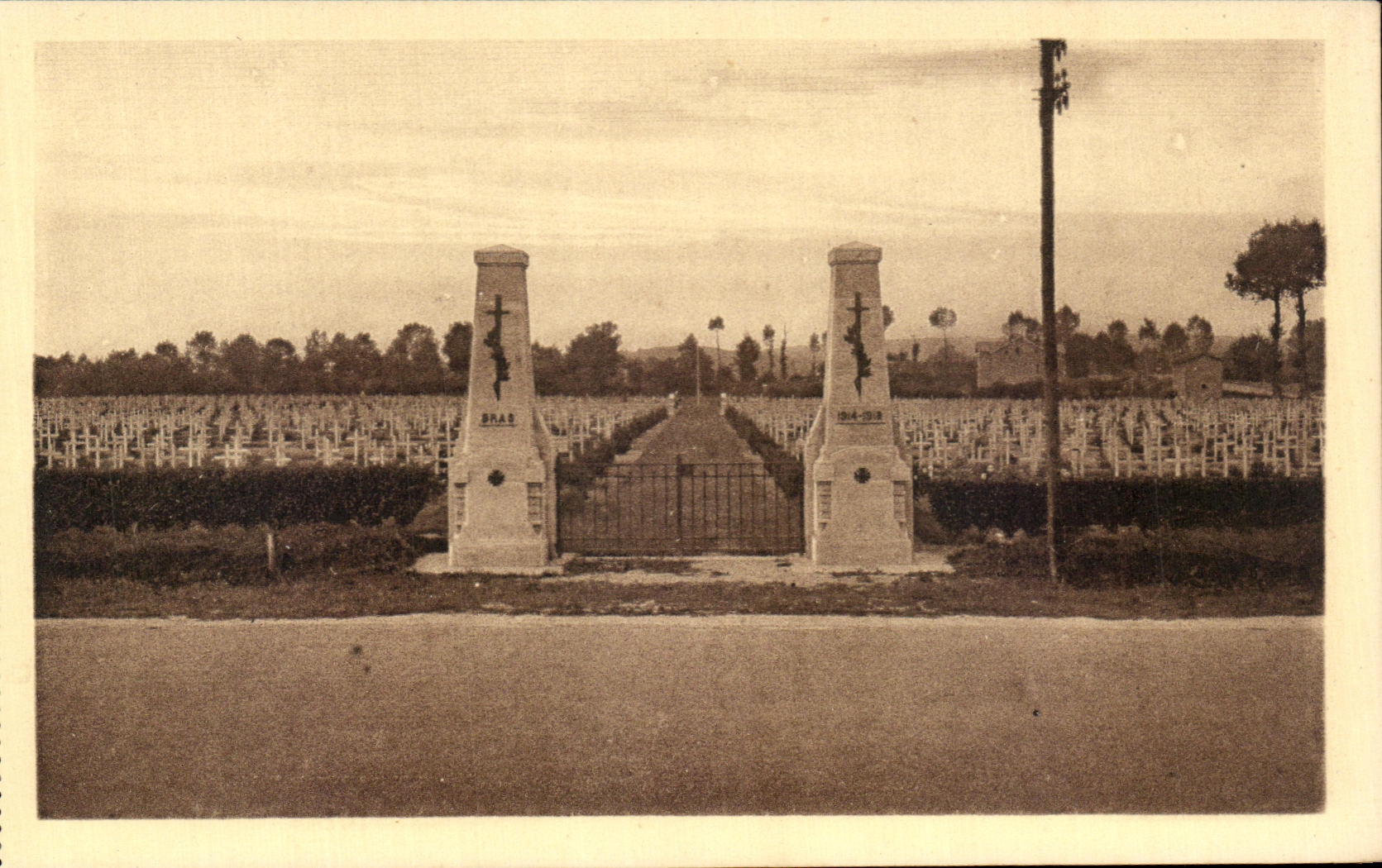 Cimetière militaire français à Bras — Verdun — éditeur Verdun