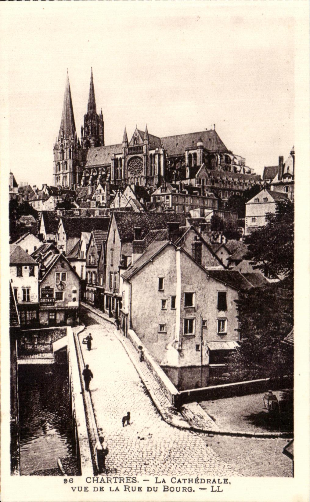 CPA Chartres la Cathedrale Vue De la Rue Du Bourg