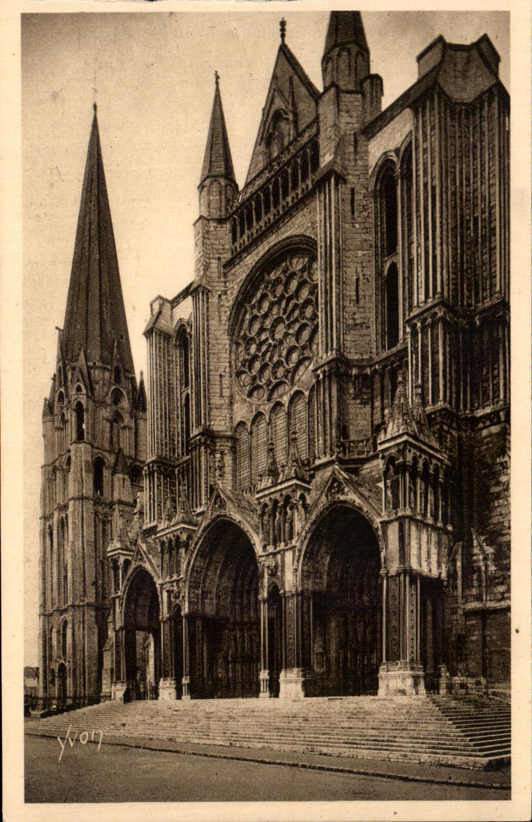 CPA Chartres Le Portail Sud et la Vieille Tour