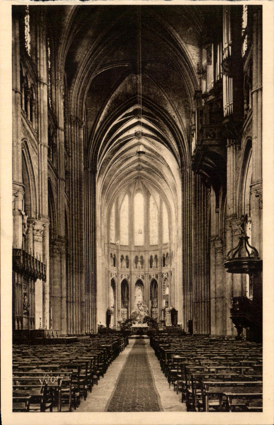 CPA Chartres Interieur de la Cathedrale La Nef et le Choeur