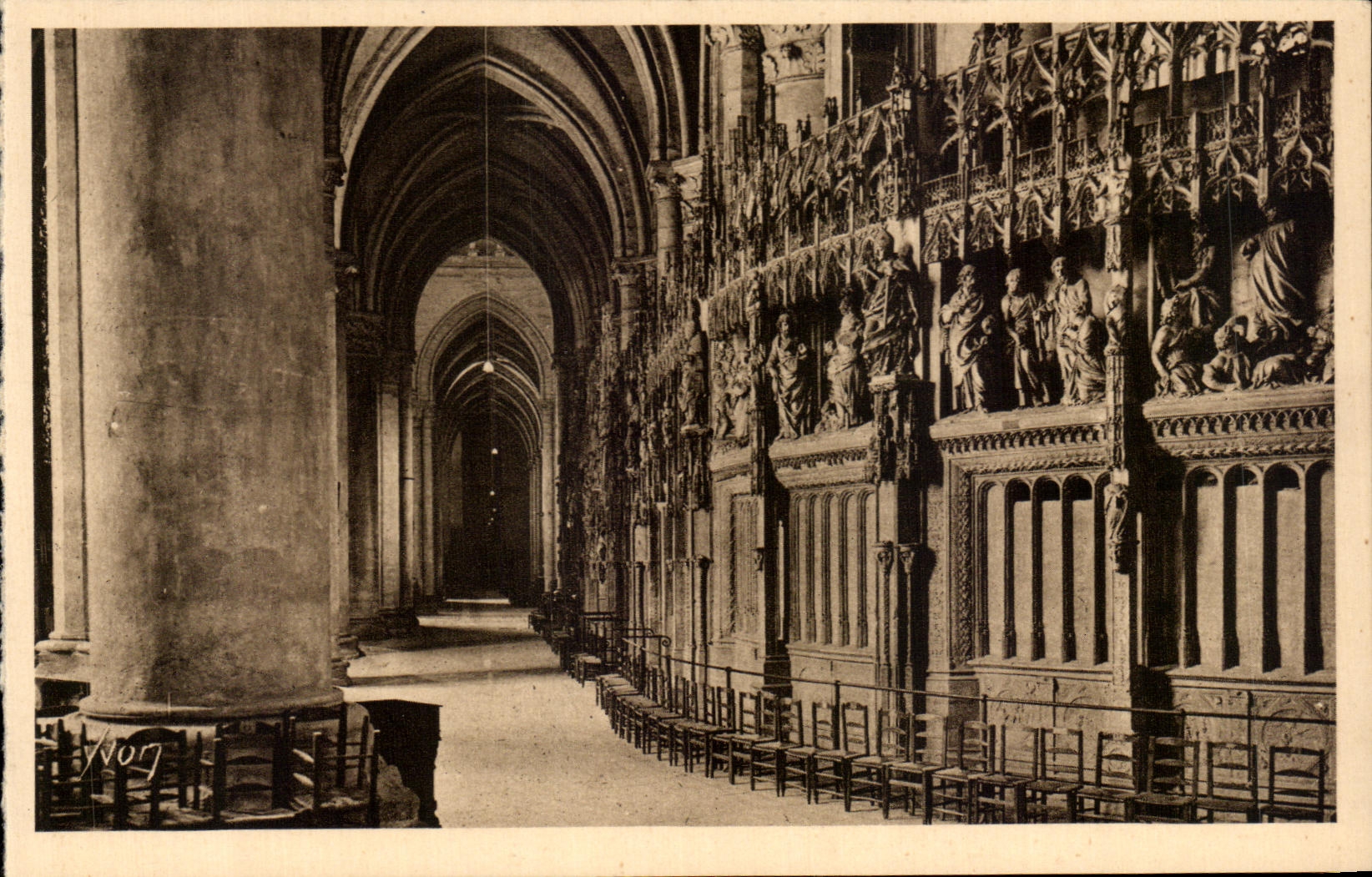 CPA Chartres Interieur de la Cathedrale La Deambulatoire