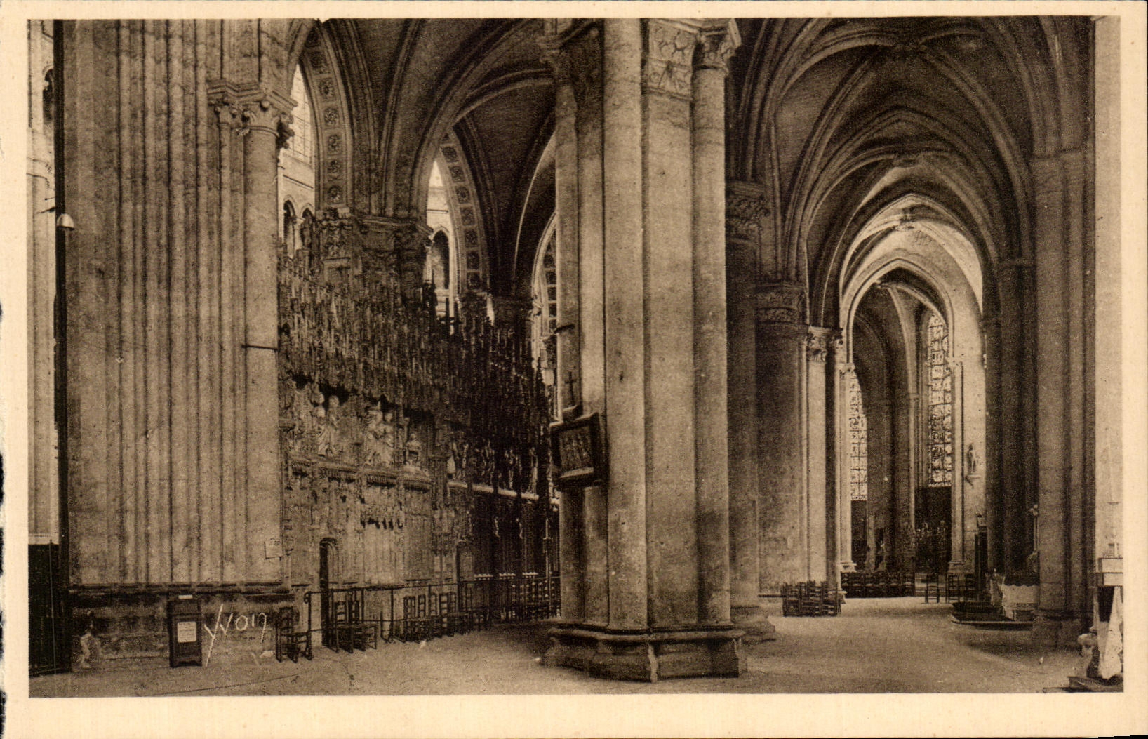 CPA Chartres Interieur de la Cathedrale La Deambulatoire