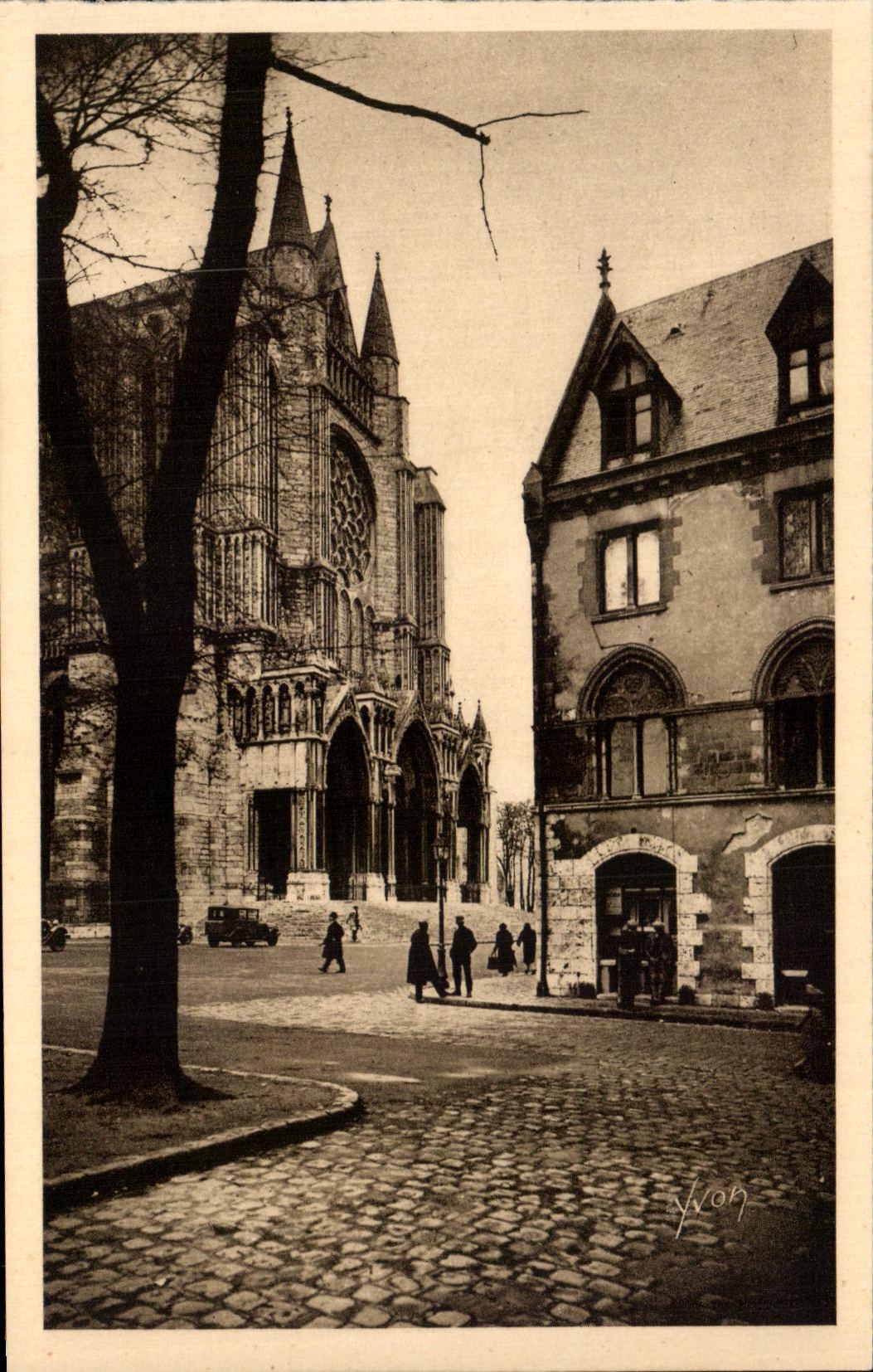 CPA Chartres L'Ancienne Poste et le Portail Sud