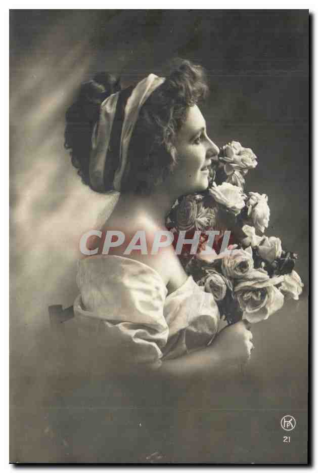 Jeune femme en buste tenant un bouquet de roses — éditeur FP, n° 21