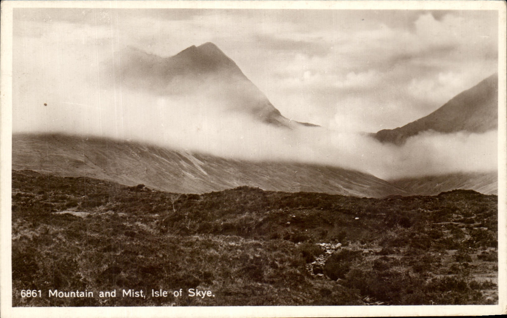 CPA Mountain ans Mist isle of Skye Irlande 