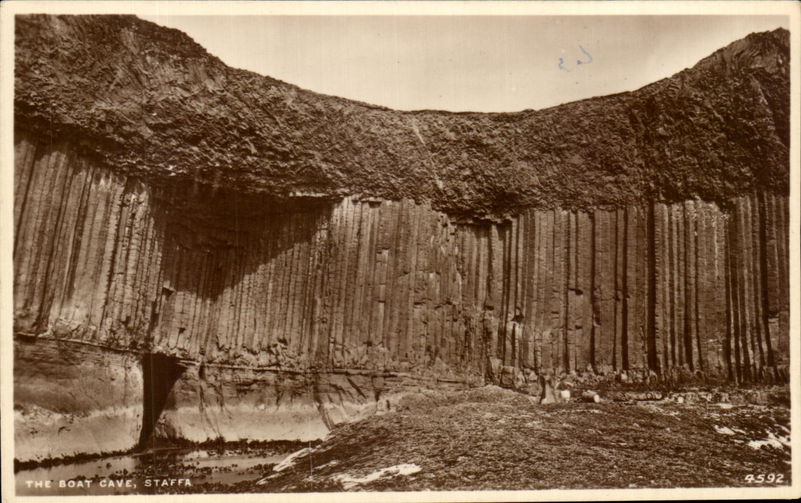 CPA The Boat Gave Staffa Irlande 