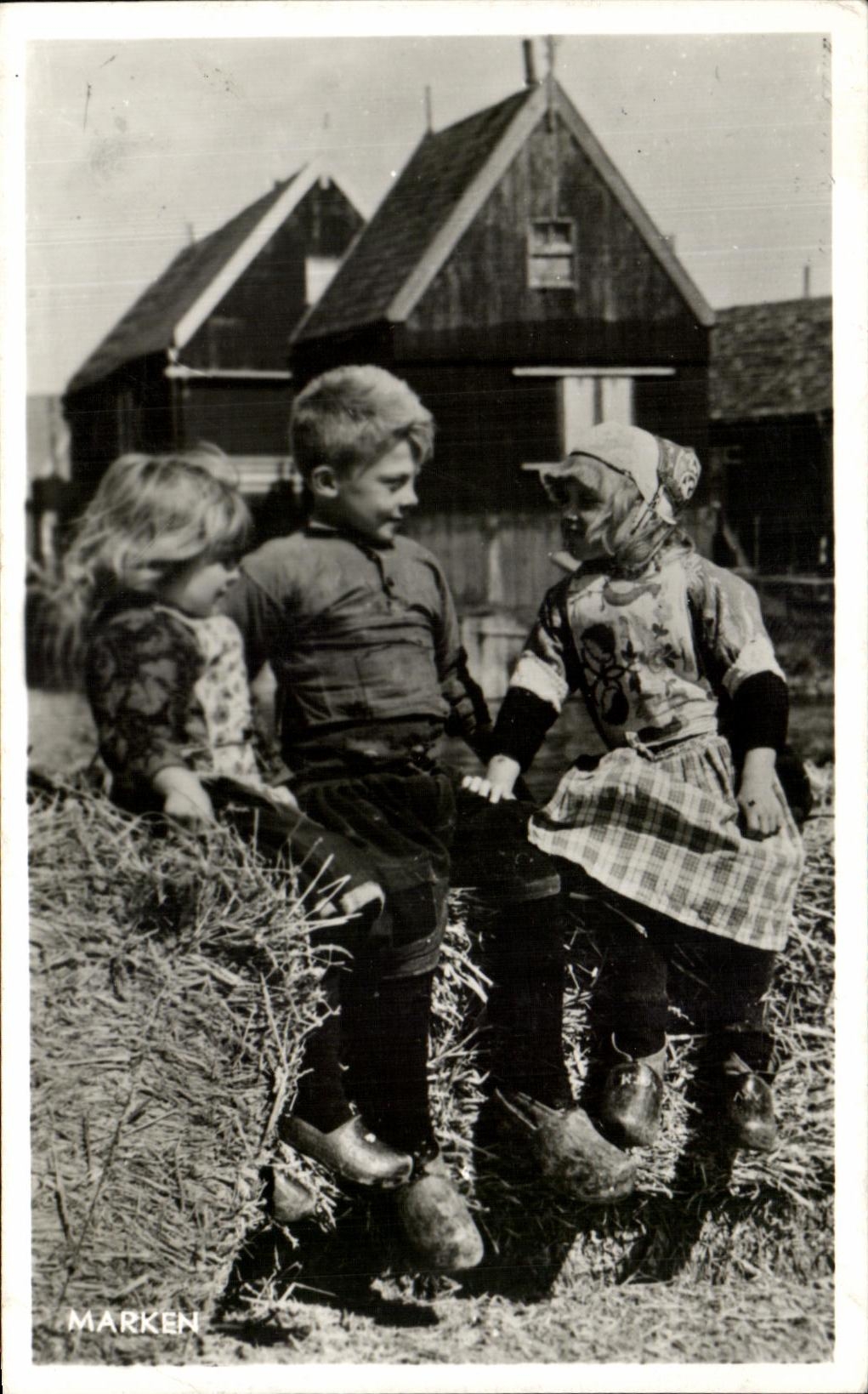 Kinder, die auf einem Strohbündel spielen — Marken — unbekannter Verlag, n° 111