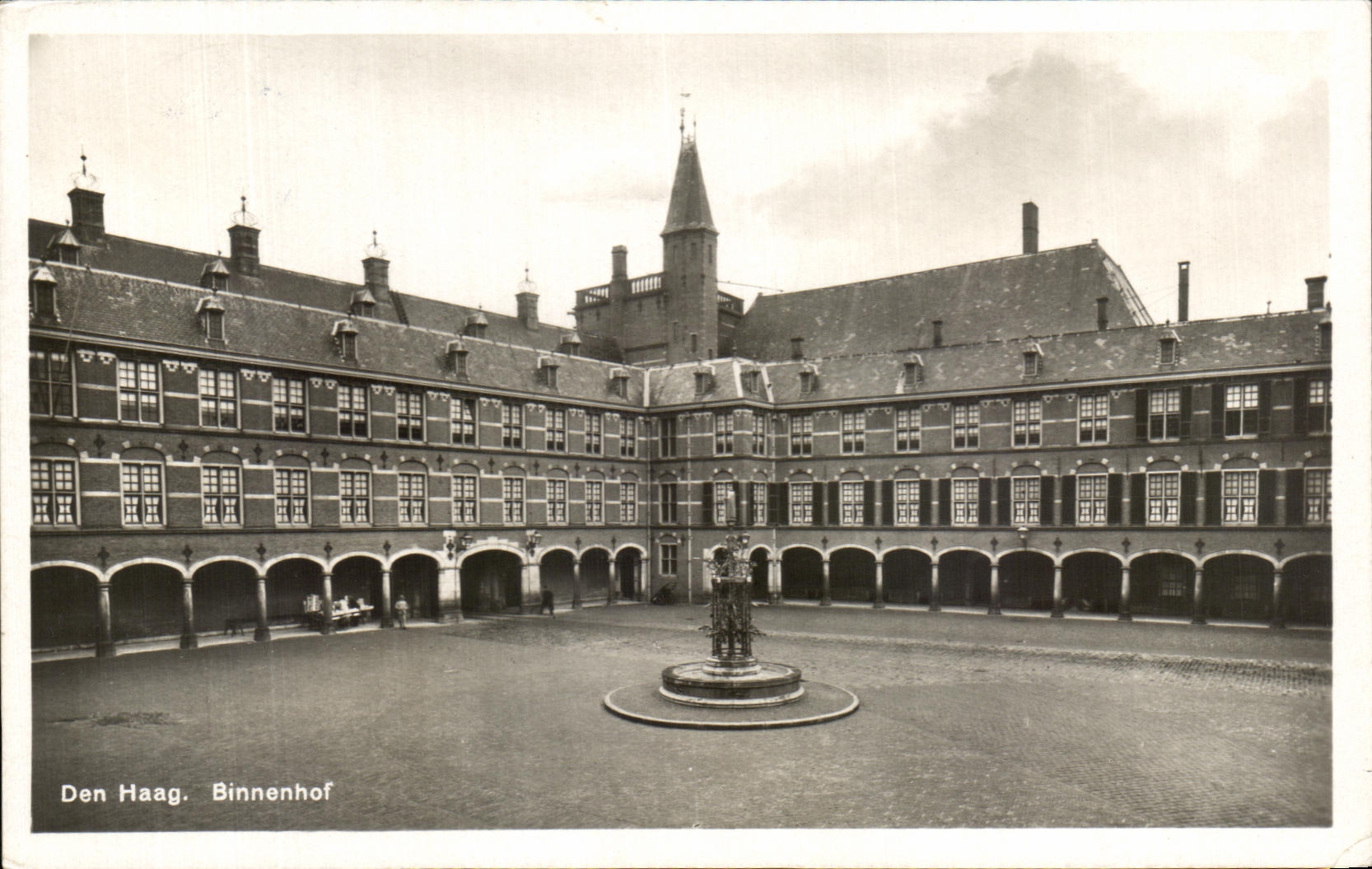 Den Haag. Binnenhof — cour intérieure avec fontaine — éditeur Uligave Haagsche Kiosk