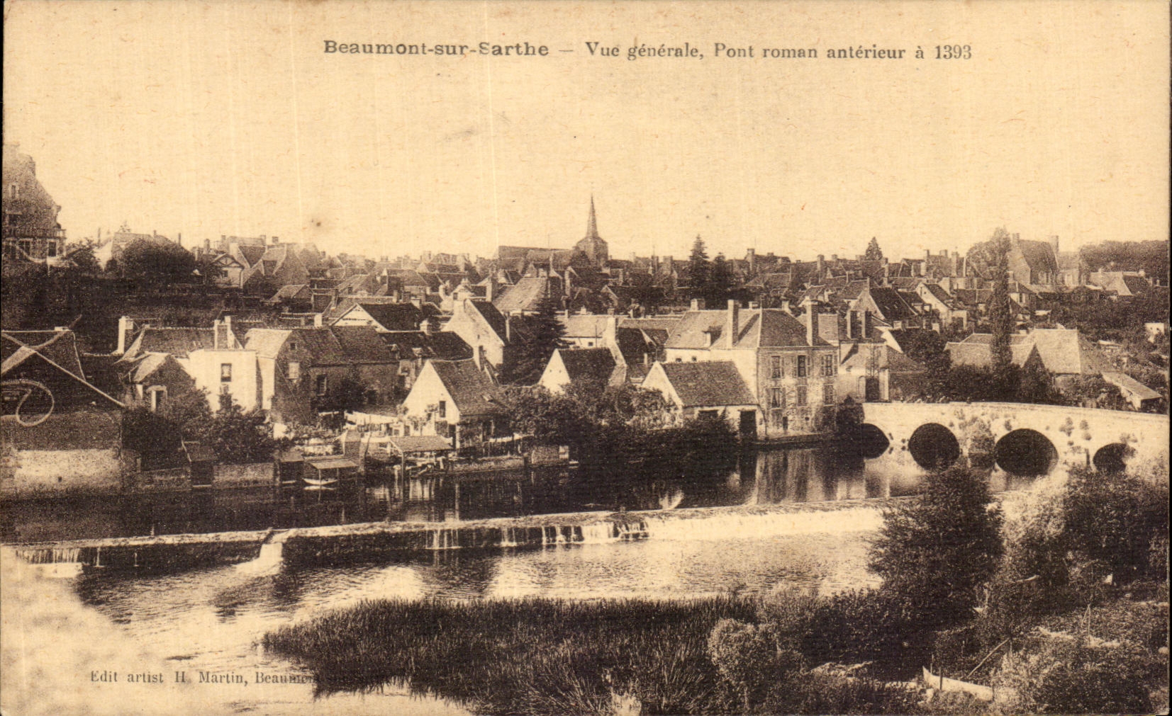 CPA Beaumont sur Sarthe Vue generale Pont roman