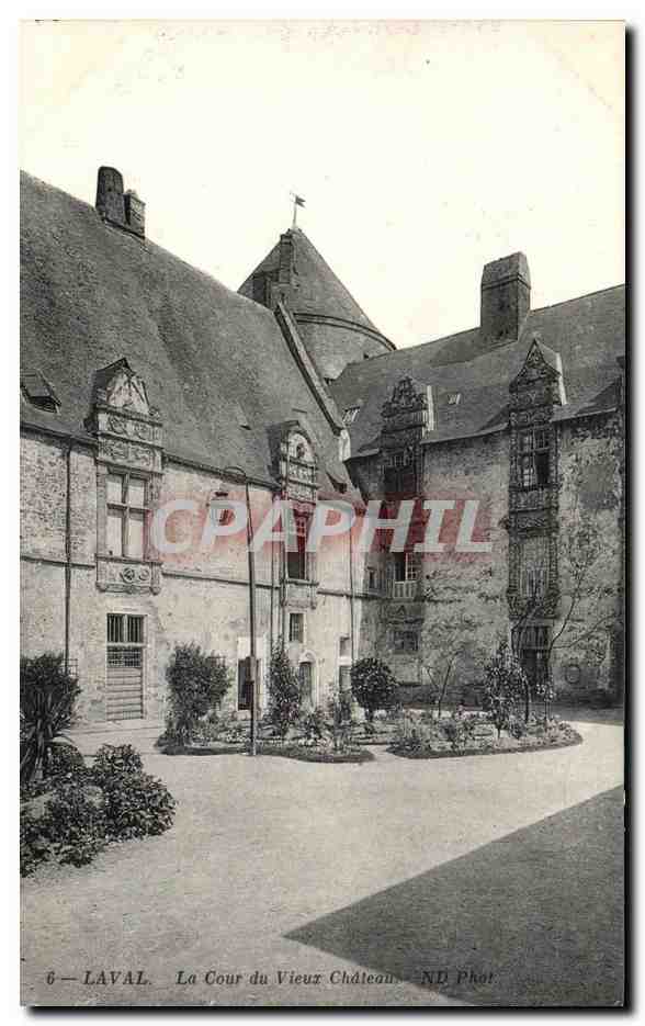 CPA Laval La Cour du Vieux Chateau 