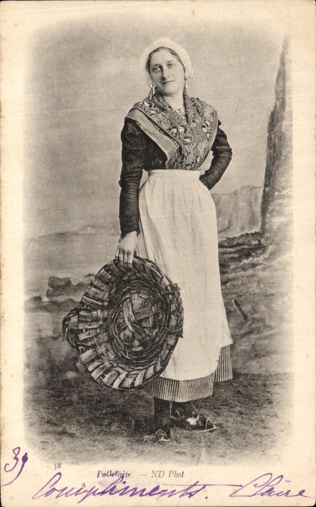 CPA Folklore Costume Peche Femme 