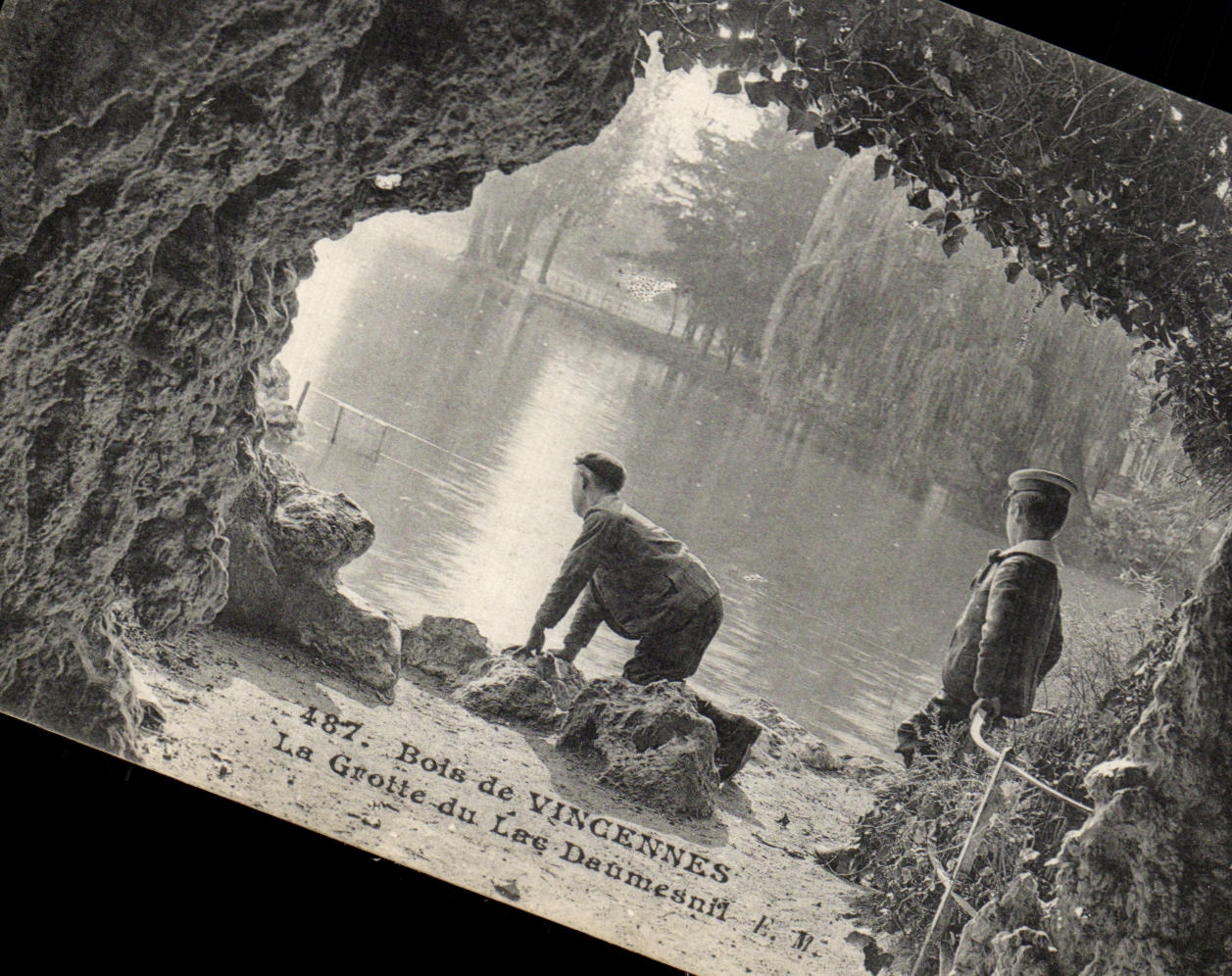 CPA Bois de Vincennes La Grotte du Lac Daumesnil Enfants 