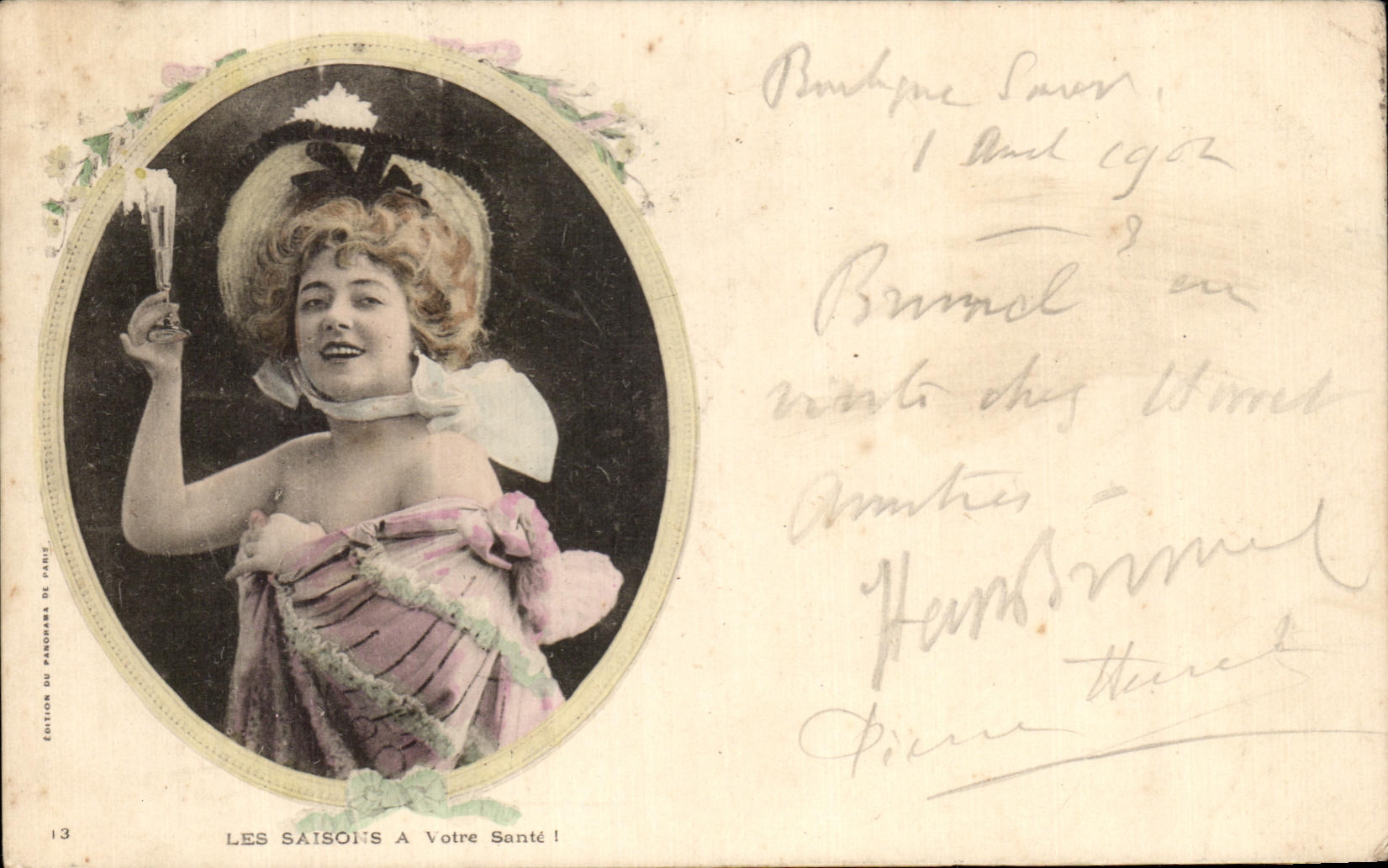 Femme en robe rose levant un verre — Édition du Panorama de Paris n°13 — Les Saisois à votre santé !