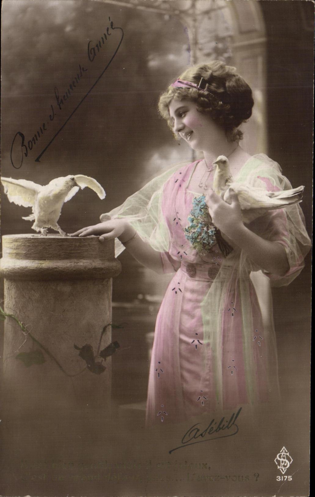 CPA Fantaisie Femme et colombes oiseaux