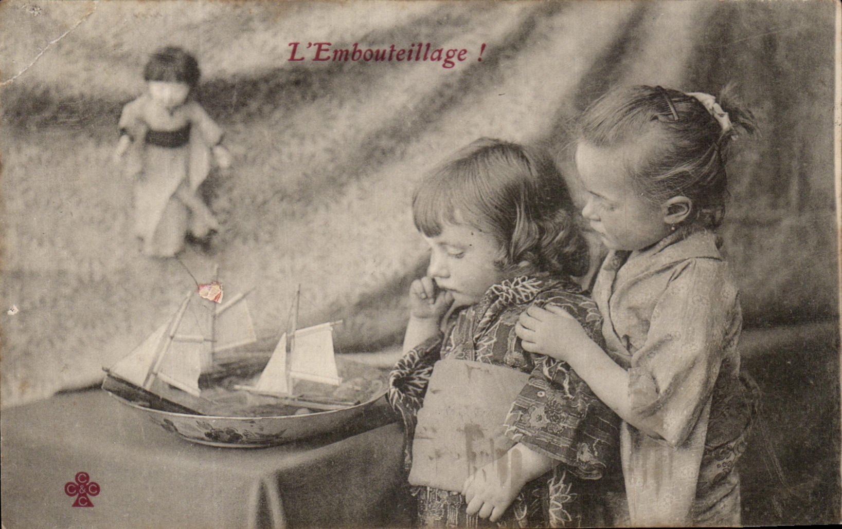 CPA Fantaisie Enfants L'embouteillage Bateau