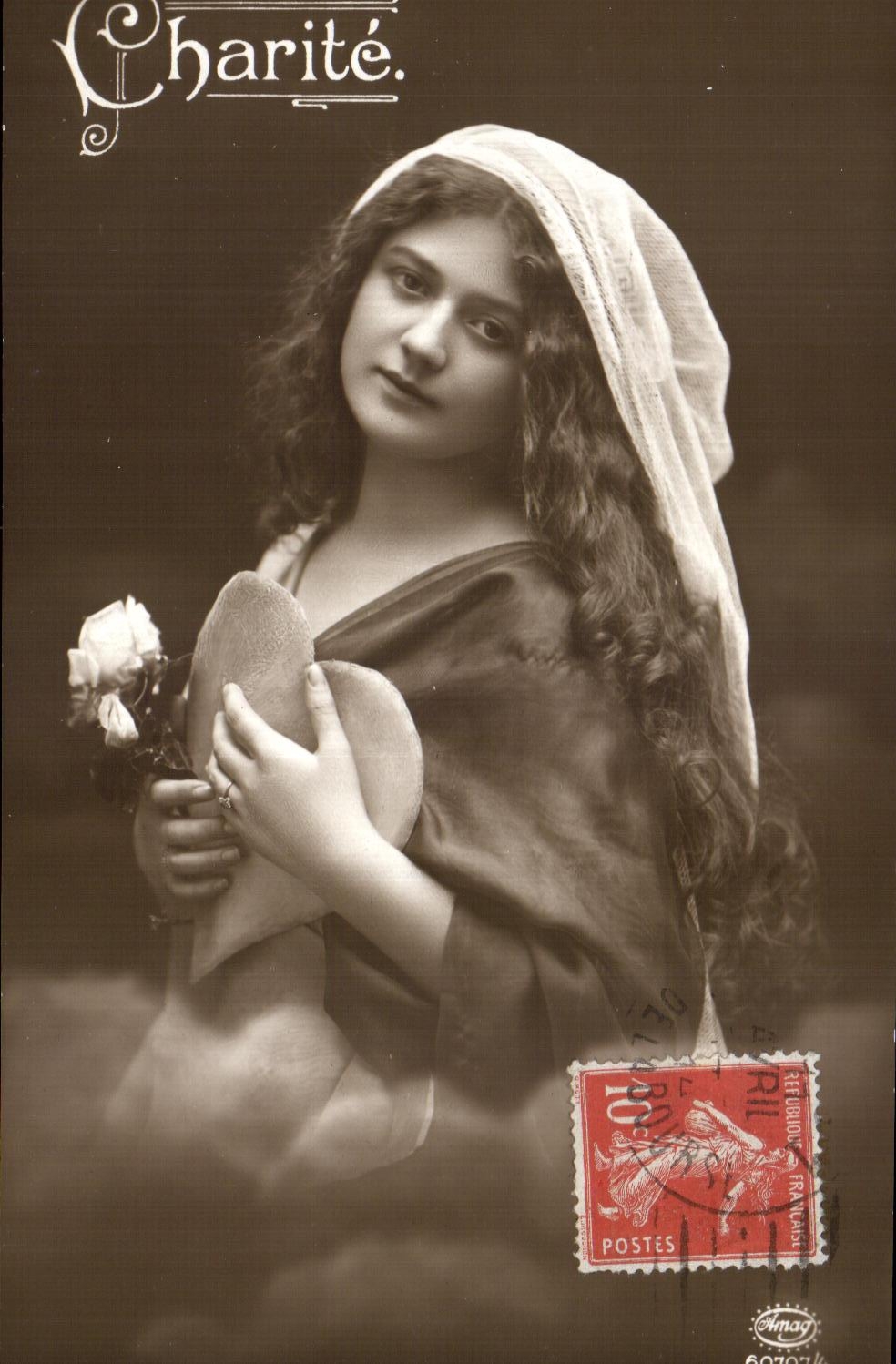 Charité — Femme en voile tenant un cœur et une rose — Amag