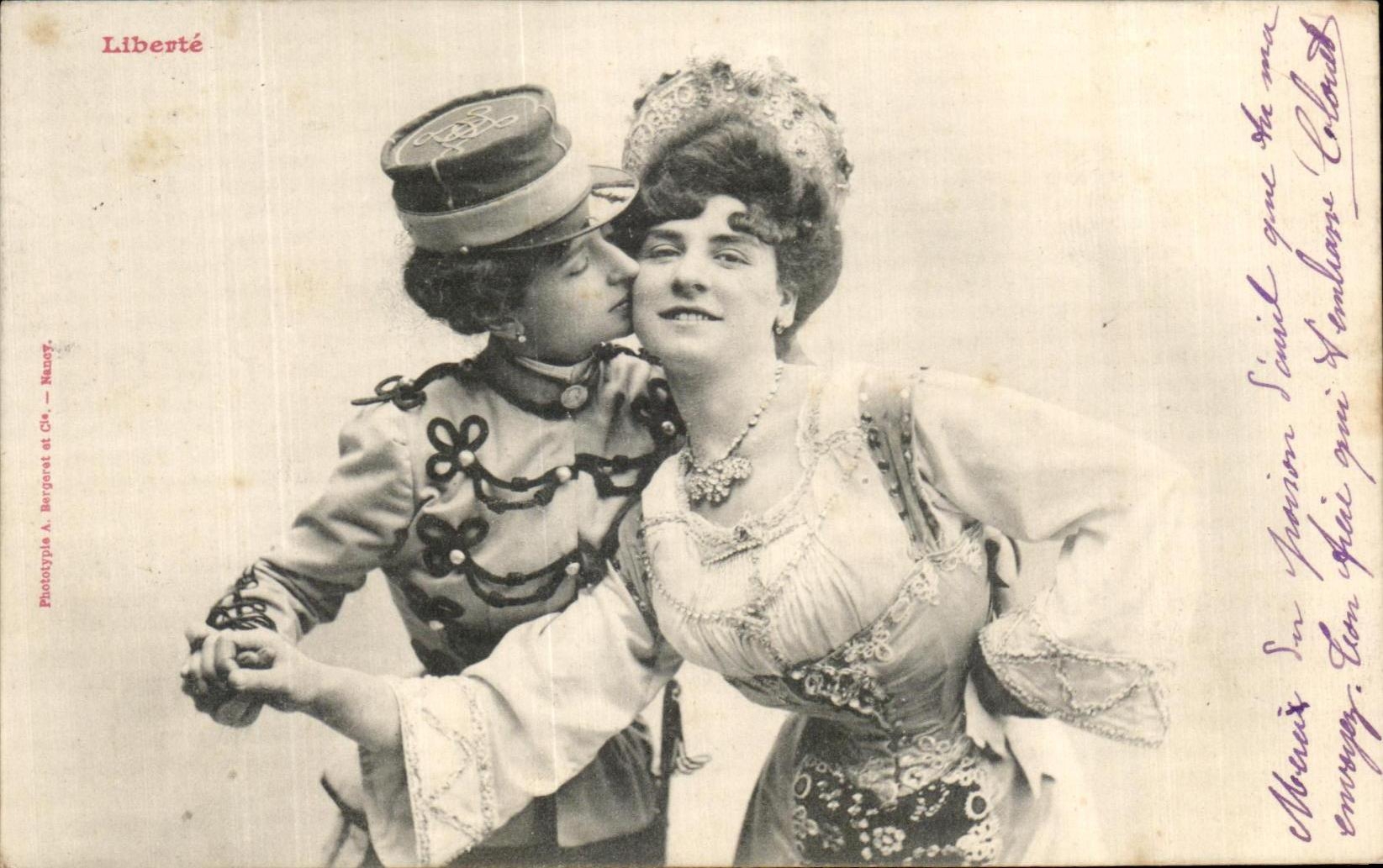Zwei Frauen in Kostümen — eine in militärischem Uniform, die andere in prächtigem Kleid — Phototypie A. Bergeret et Cie — Nauzy