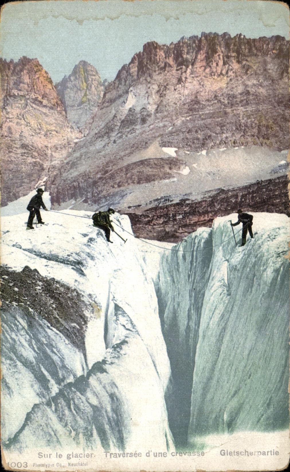 Sur le glacier — Traversée d'une crevasse — Phototypie Co., Neuchâtel n°1003