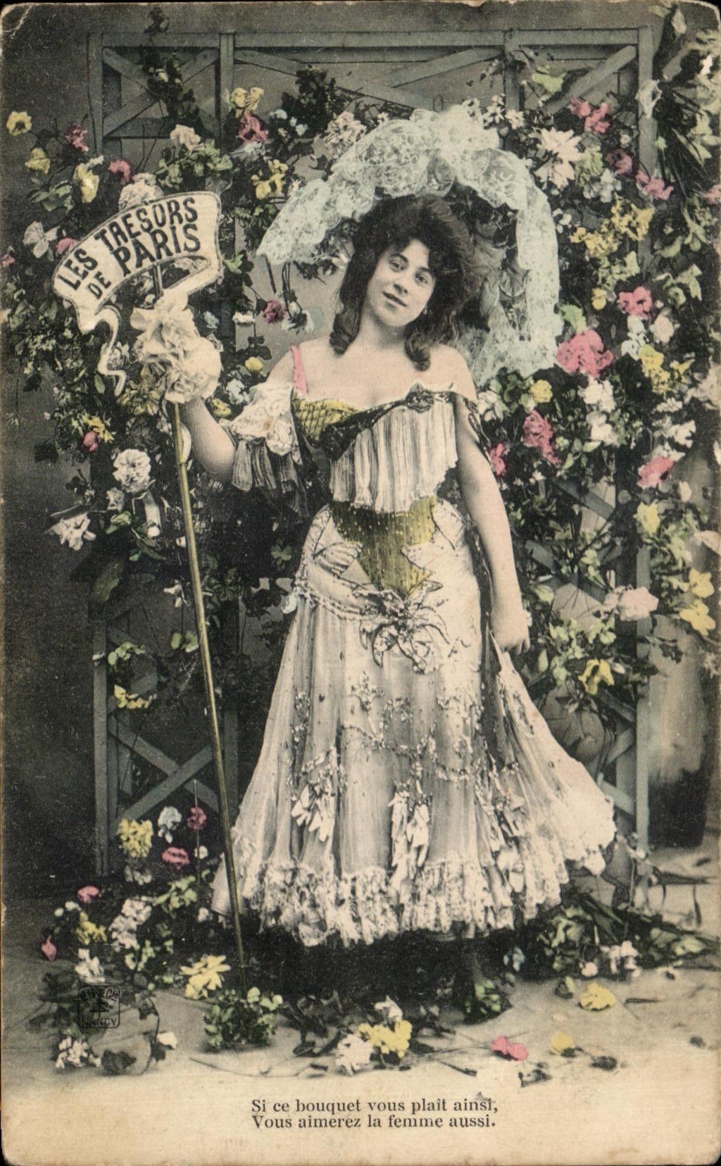 Femme en robe ornée tenant un bouquet — Les Trésors de Paris — éditeur anonyme