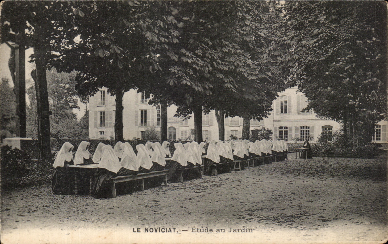 CPA le Noviciat Etude au jardin Religieuses