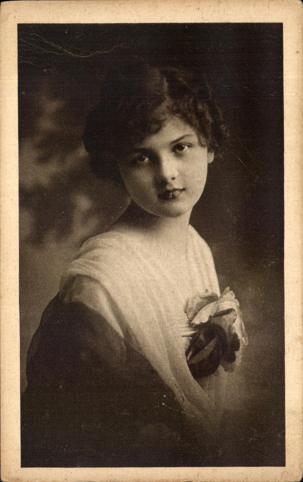 Jeune femme — portrait — éditeur non visible