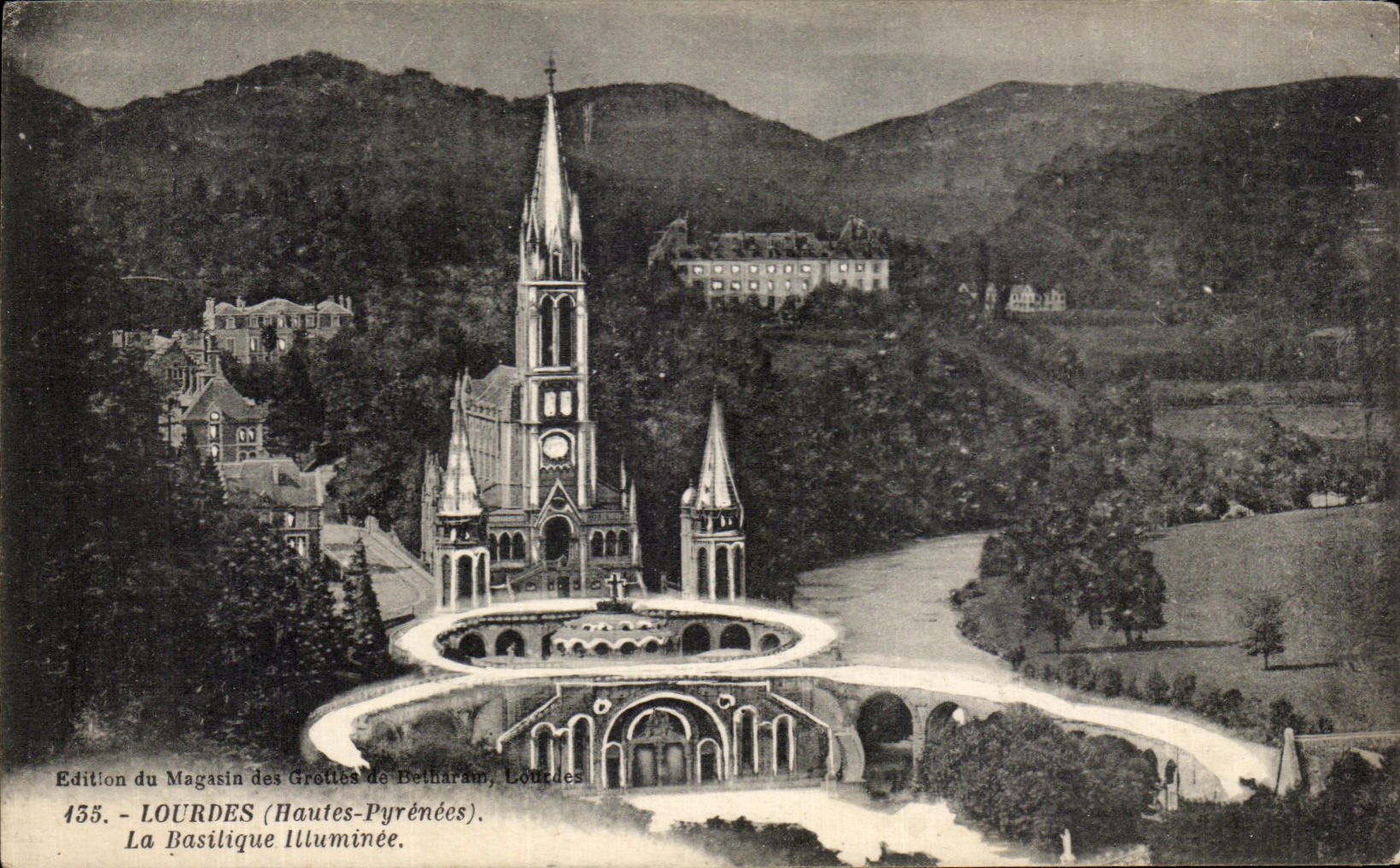 CPA Lourdes La Basilique Illuminee