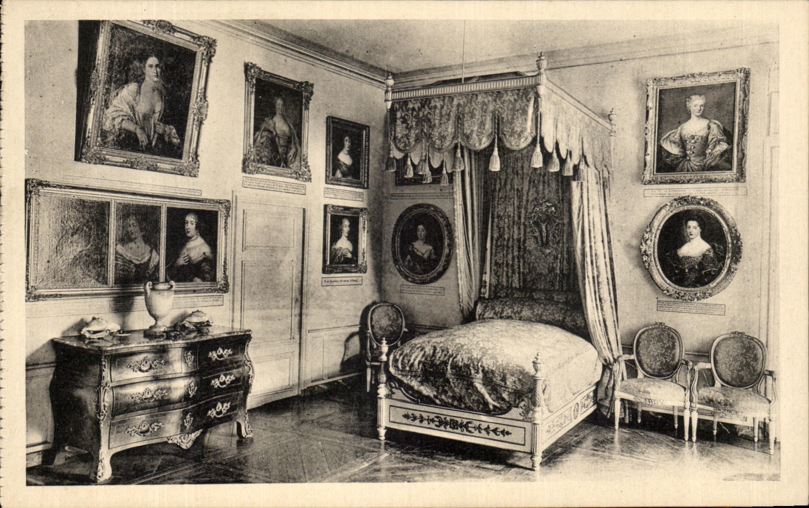 Château de Bussy-Rabutin — La chambre dite de Madame de Sévigné — Édition des Monuments Historiques