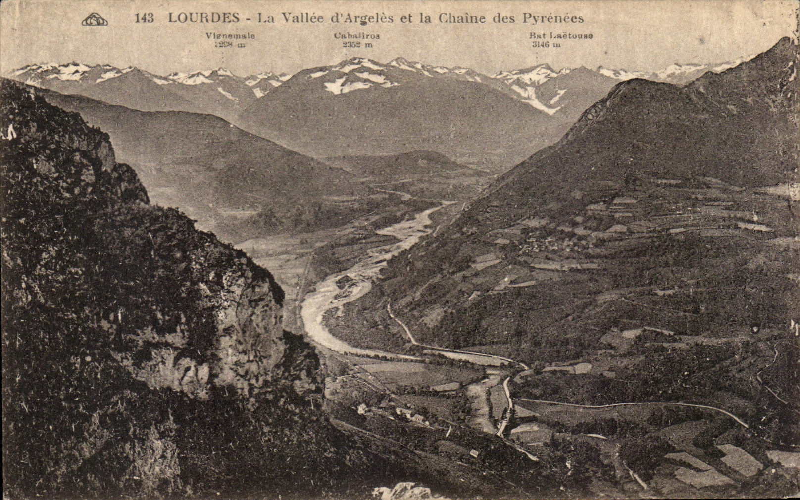 CPA Lourdes La Vallee d'Argeles et la Chaine des Pyrenees