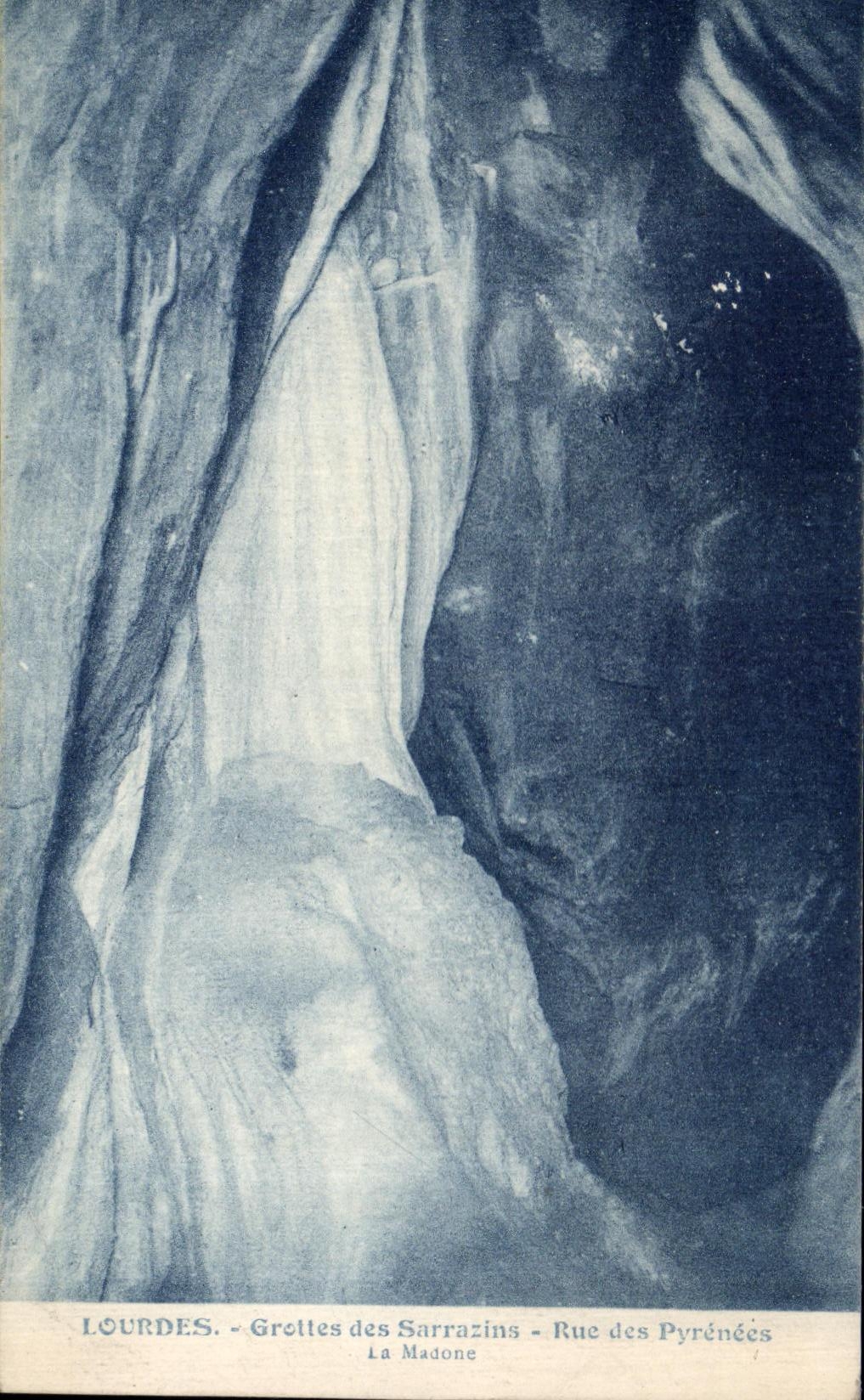 CPA Lourdes Grottes des Sarazins Rue des Pyrenees La madone