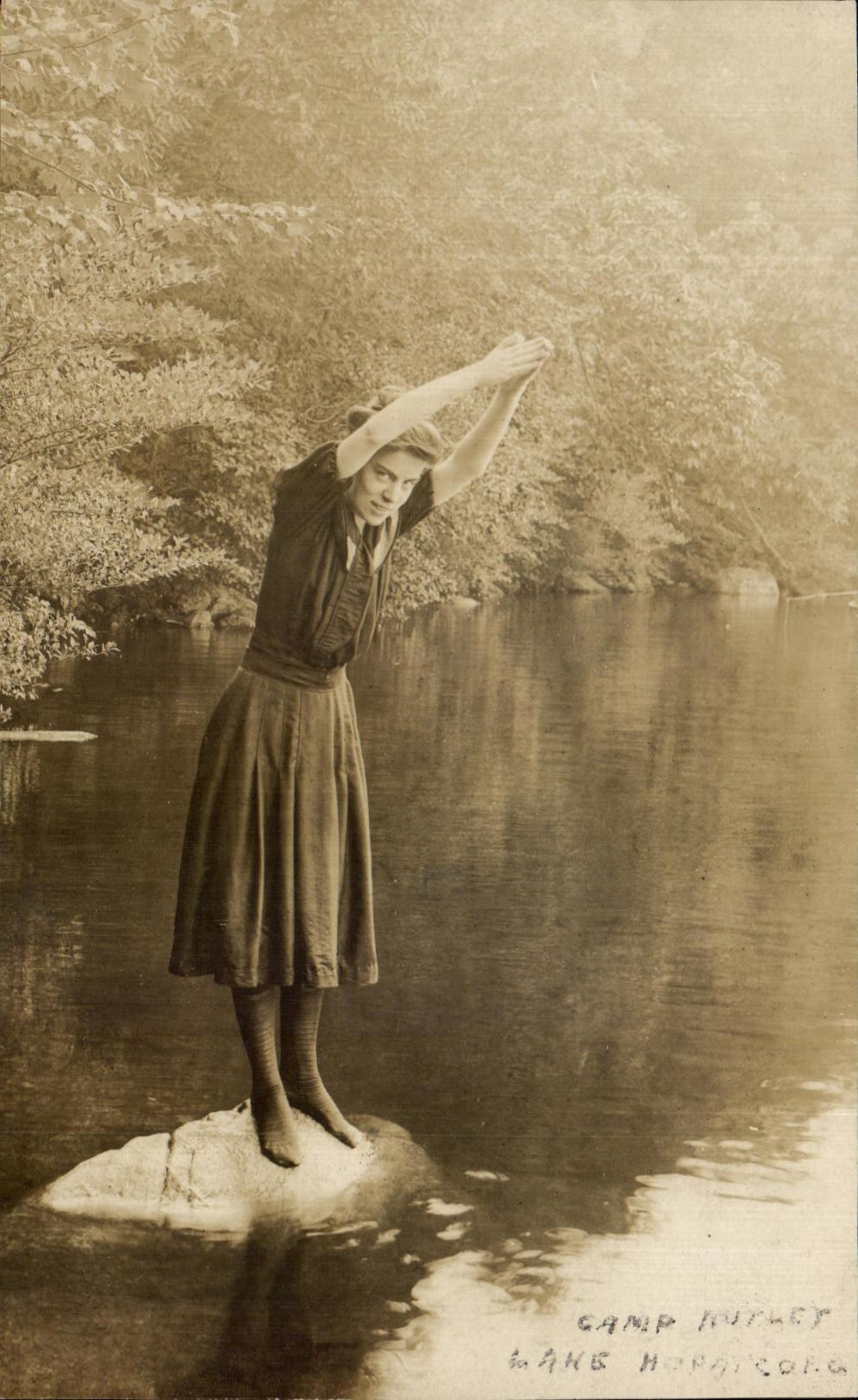 CPA Fantaisie Femme prete pour le plongeon 