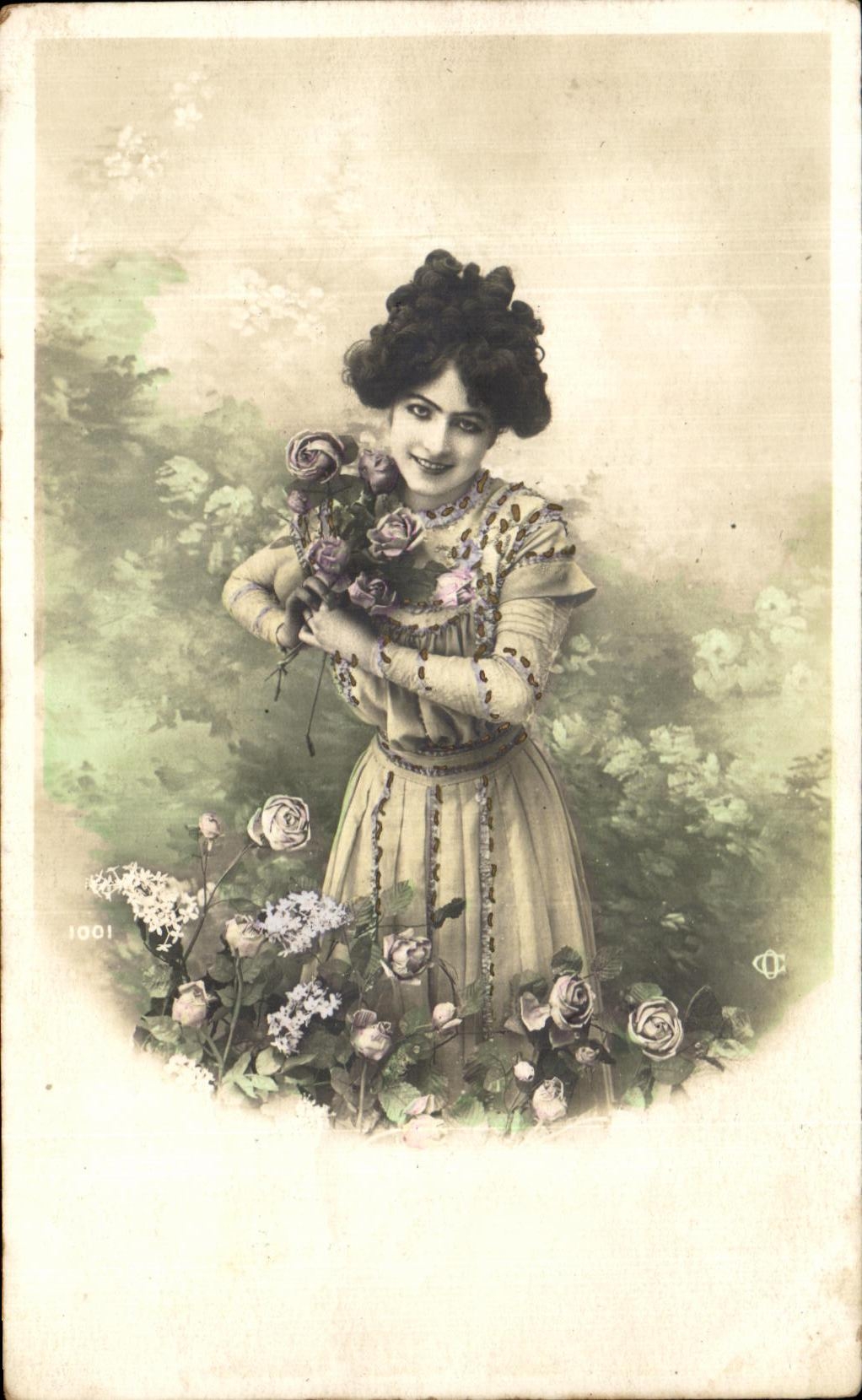 Jeune femme en robe ornée tenant un bouquet de roses — série 1001 — éditeur C. P. (marque) — n° 1001