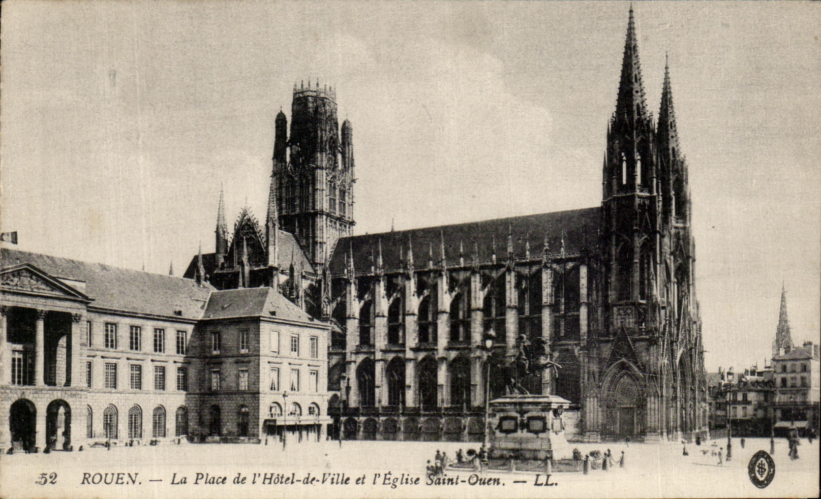 CPA Rouen La Place de l'Hotel de Ville et l'Eglise Saint Ouen