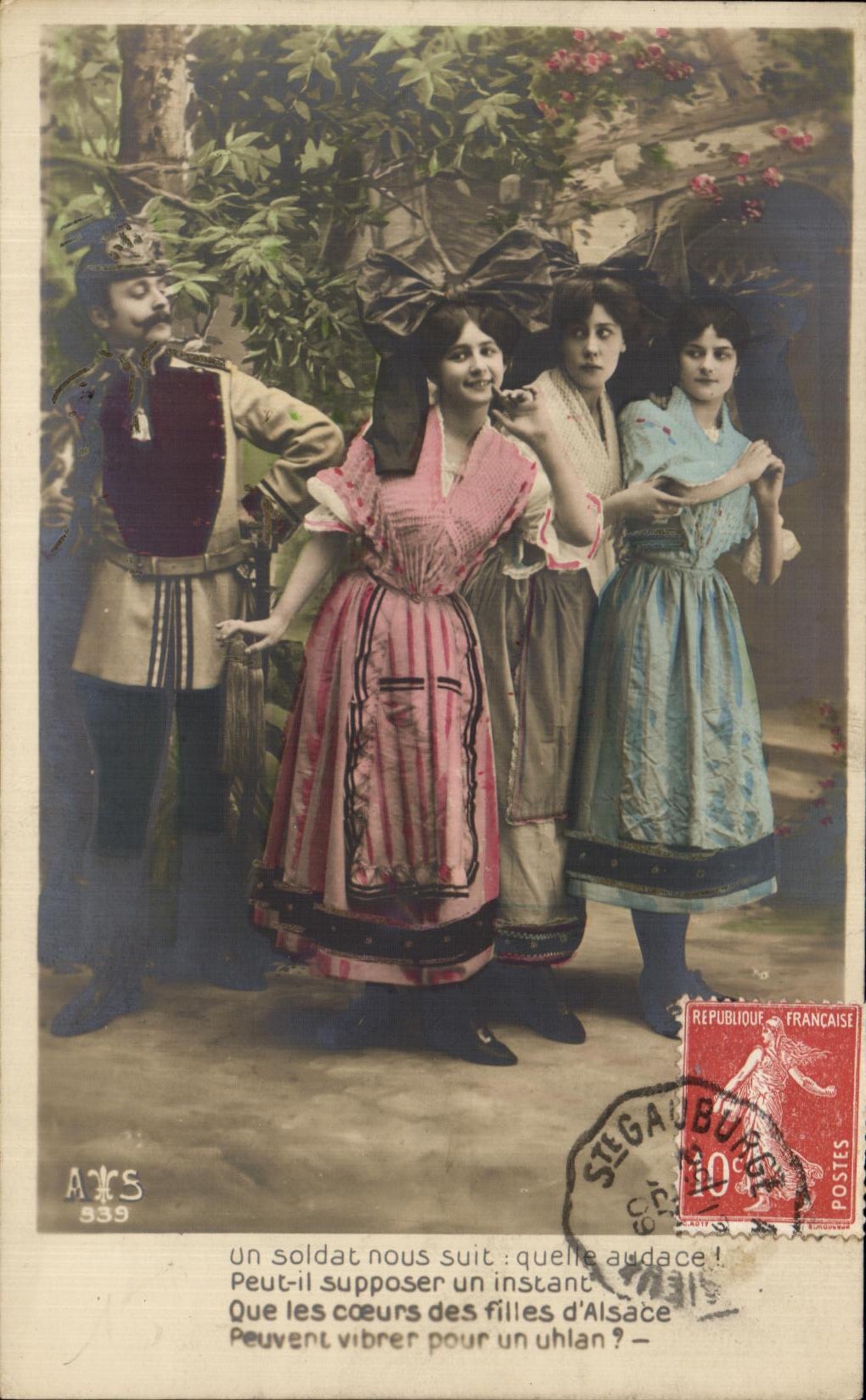 Soldat et trois jeunes femmes — scène de théâtre — éditeur A.R.S. n° 939