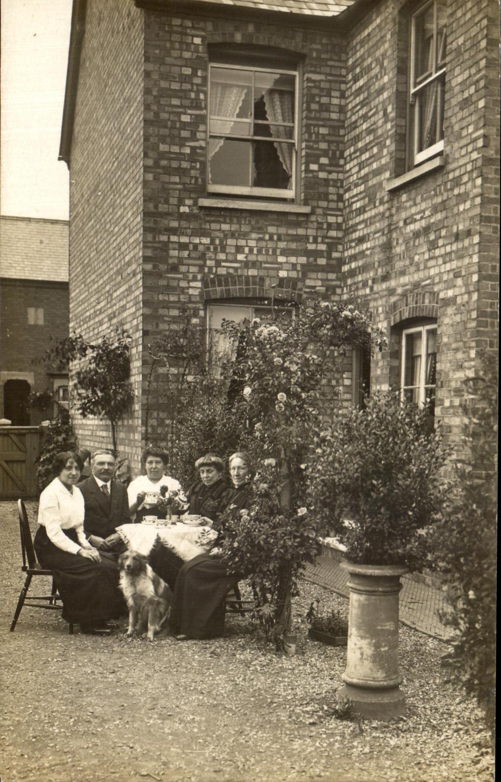 CARTE PHOTO A table 