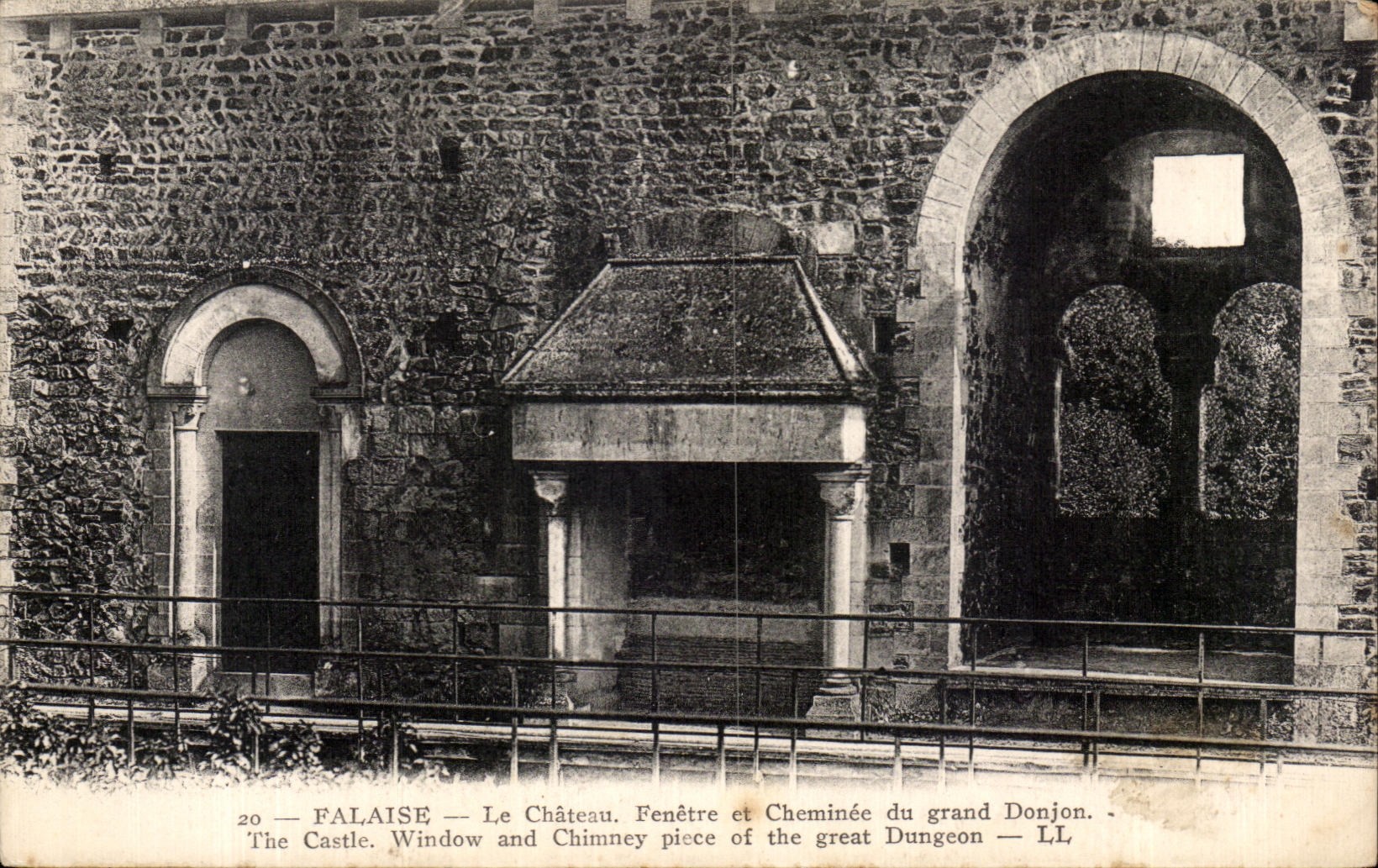 Falaise — Le Château. Fenêtre et Cheminée du grand Donjon — LL