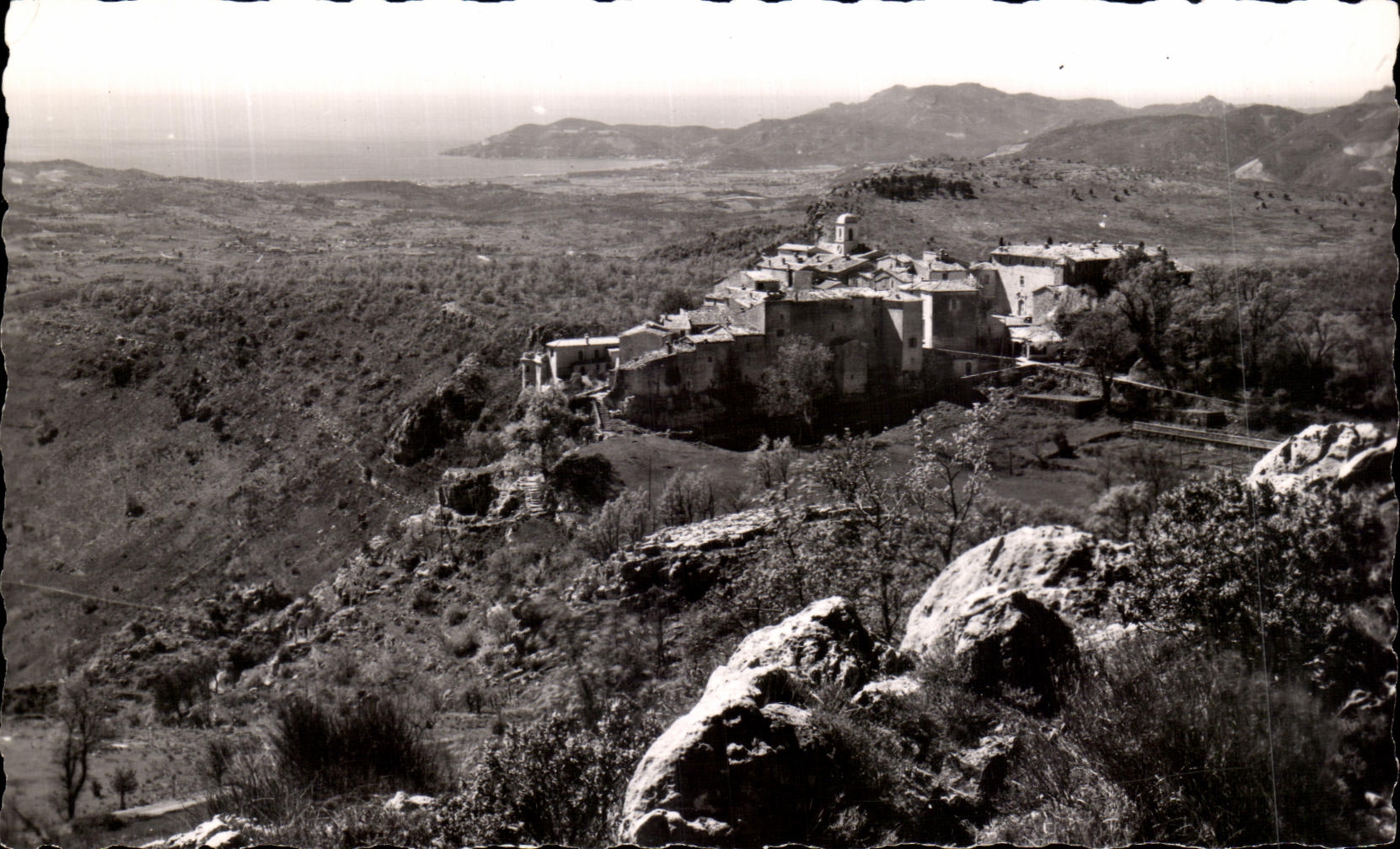 Gourdon — Vue vers la Mer — L’Estérel — L. Gillet & Cie, Nice