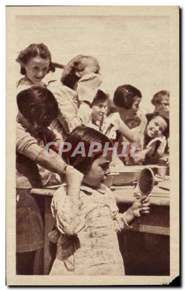 Femmes et enfants dans une classe — éditeur Entr'Aide Française, n° 8