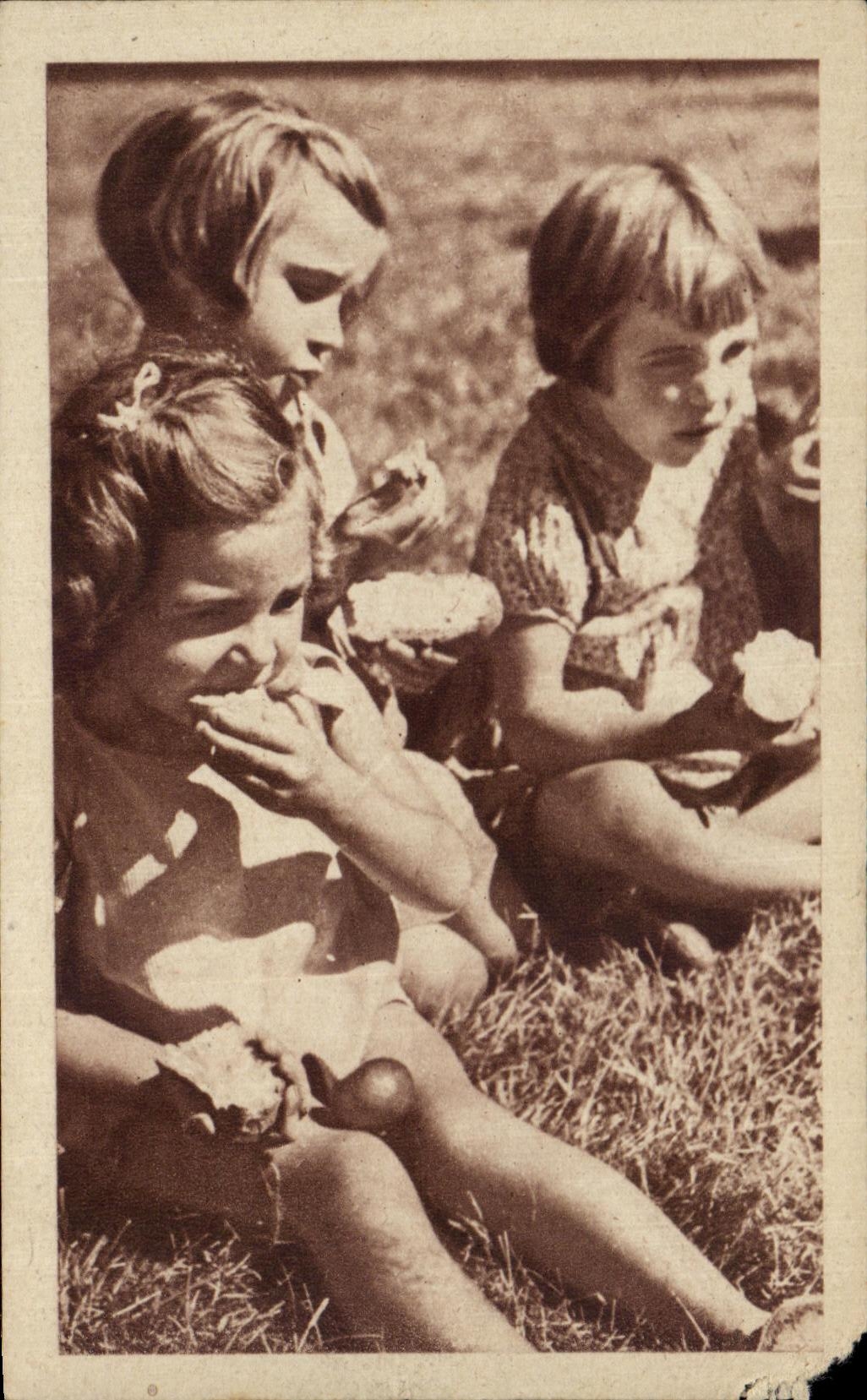 Trois jeunes filles mangeant de la glace en plein air — Édition Entr'Aide Française