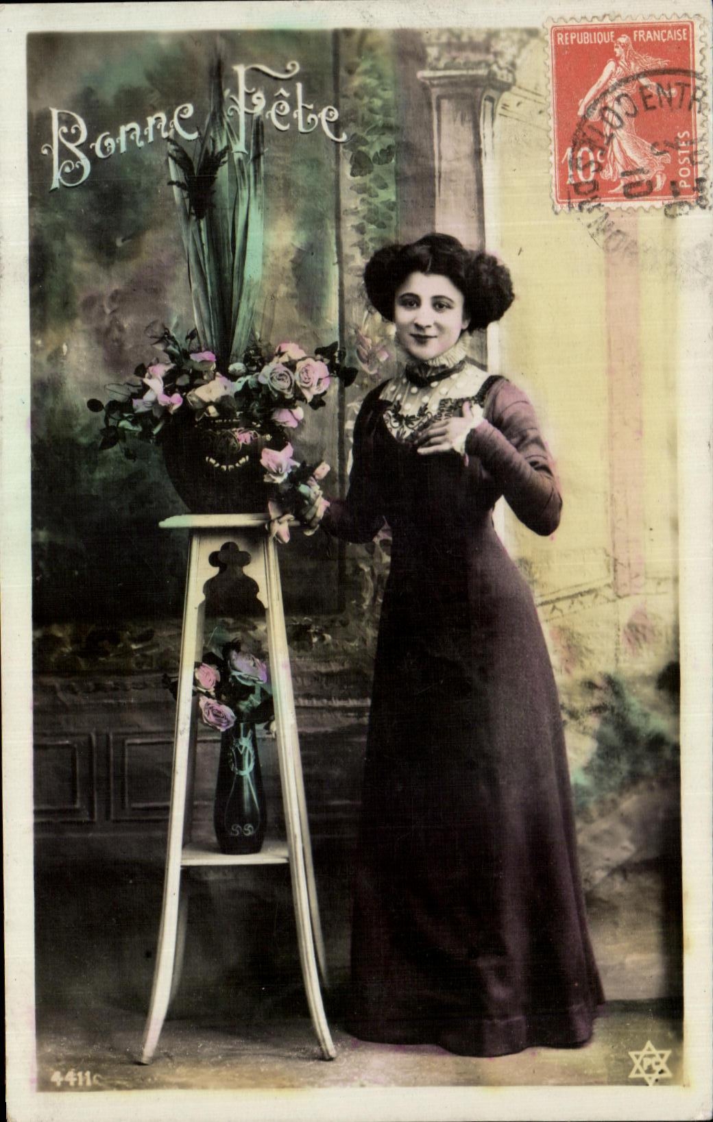 Femme en robe sombre — avec bouquet et texte 'Bonne Fête' — éditeur 4411c