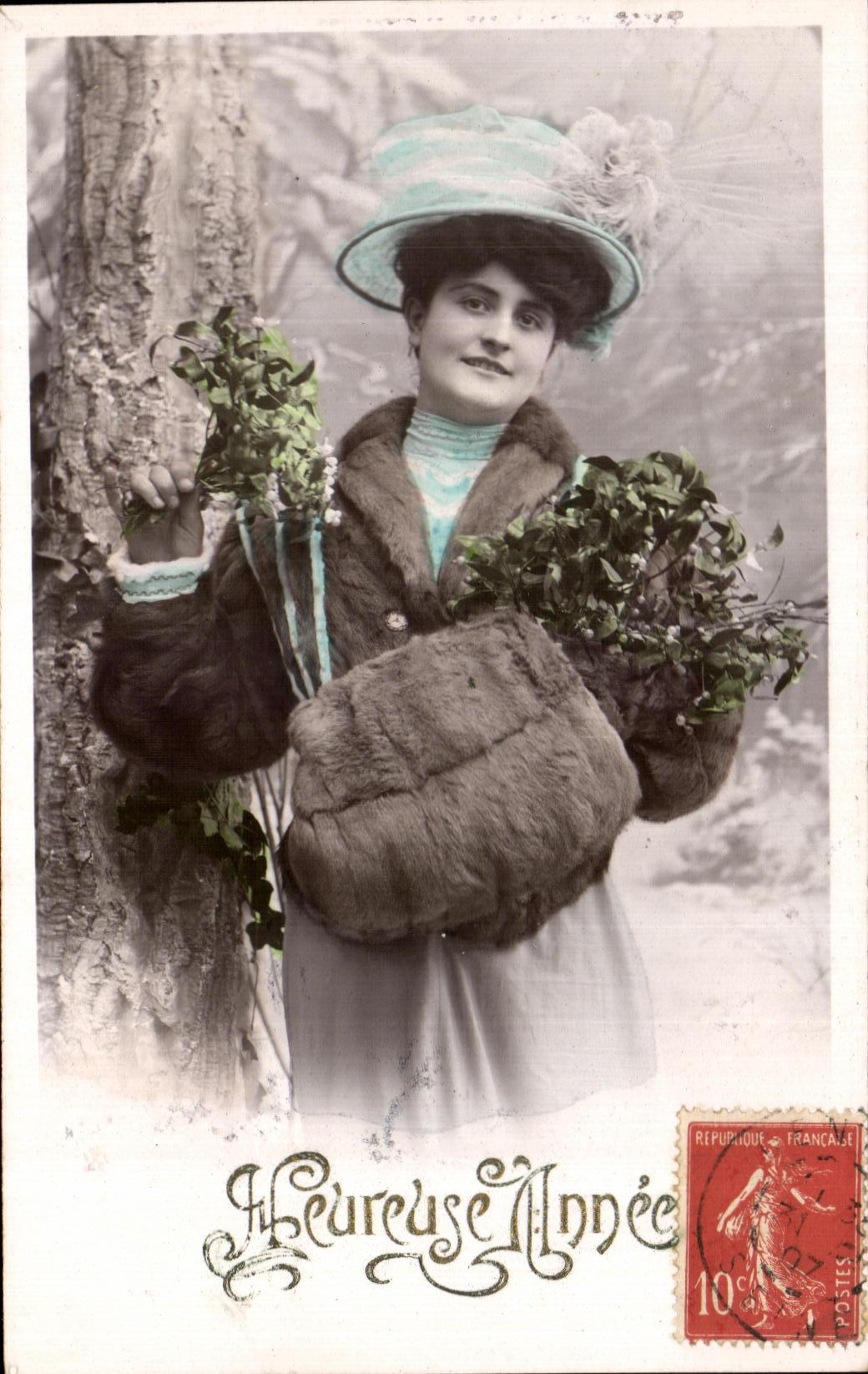 Donna con mantello imbottito che regge rami di hibiscus — 'Buon Anno' — VBC Serie N° 3274 - 1°