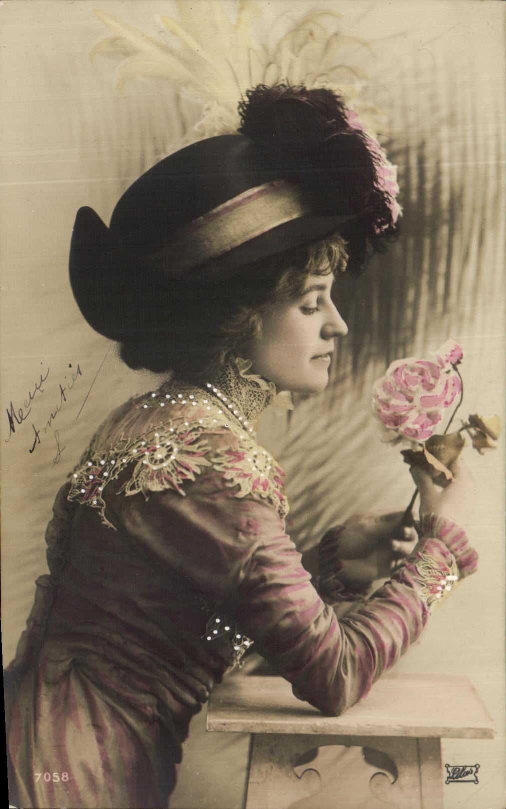 Femme en chapeau orné de plumes — tenant une rose — éditeur Léon Lévy, n° 7058