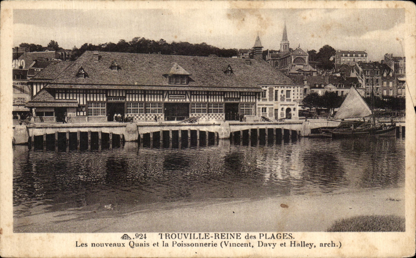 CPA Trouville Reine des Plages Les nouveaux quais et la poissonnerie