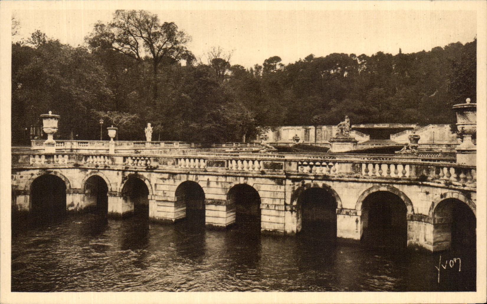 Jardin de la Fontaine - Les Bains Romains — Nîmes (Gard) — Éditeur : Les Éditions d'Art 'VON' — N° 17