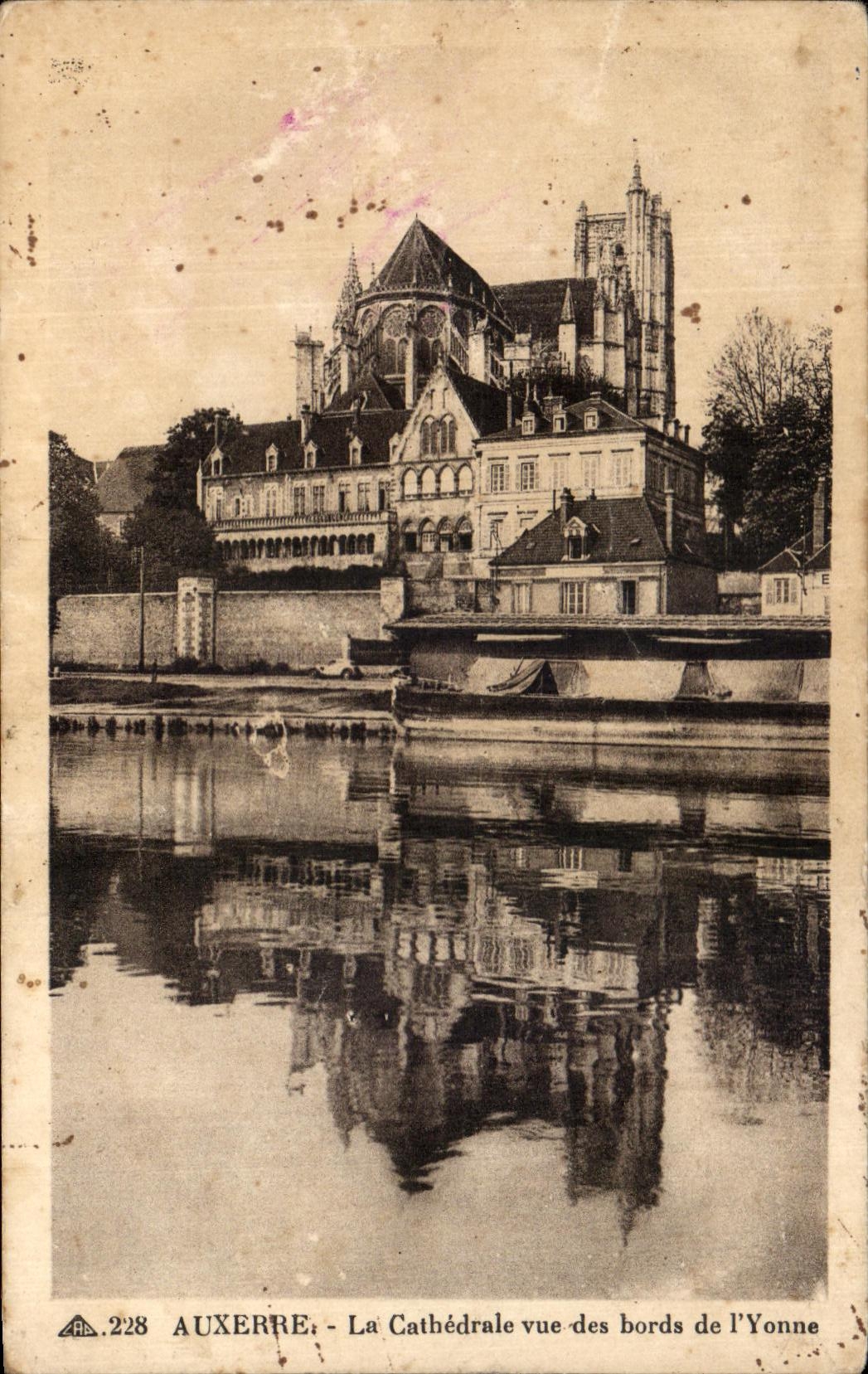 CPA Auxerre La Cathedrale vue des bords de I'Yonne
